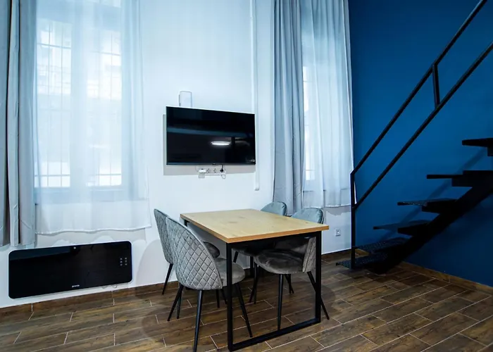 M&s - Entire In The Center Of Apartment *